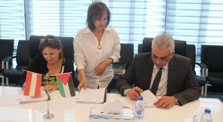 غنيم يوقع اتفاقية مالية خاصة ببرنامج الدعم المؤسسي مع مدير الممثلية النمساوية في فلسطين