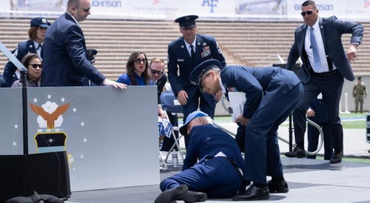 الرئيس الأمريكي جو بايدن يسقط على الأرض مجددًا