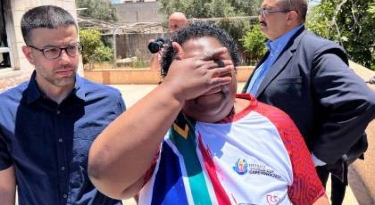 وزيرة من جنوب إفريقيا تبكي خلال معاينة آثار عدوان المستوطنين على ترمسعيا