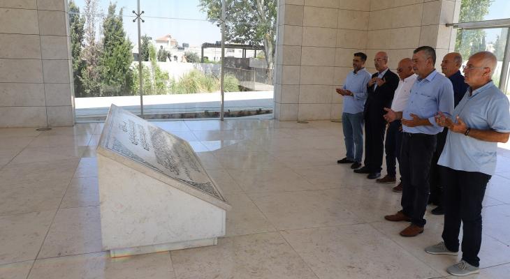 الأسير المحرر كريم يونس يزور ضريح ومتحف ياسر عرفات