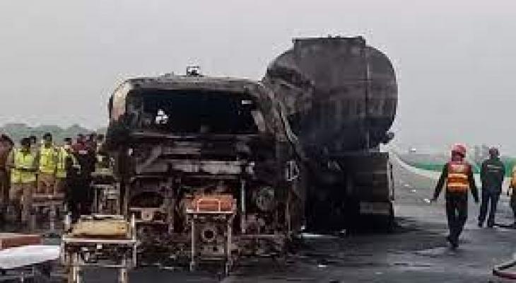وفاة 20 شخصًا وإصابة 7 آخرين إثر حريق اندلع بحافلة ركاب في الباكستان 