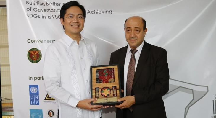 أبو زيد مع وزير الخدمة المدنية الفلبيني