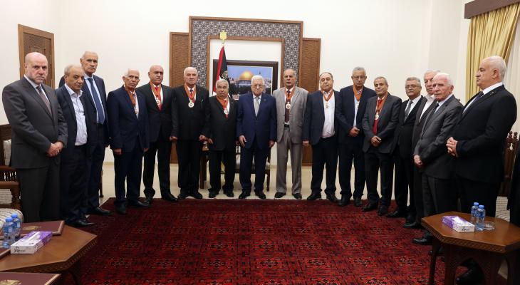 الرئيس عباس يكرم محافظي الضفة وغزة المتقاعدين