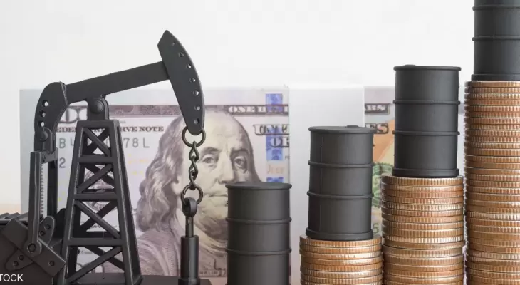 الدولار القوي يعجز أمام النفط.. برنت "قاب قوسين" من المئة