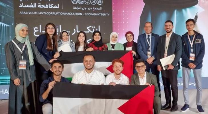 فريق جامعي من غزة يتوّج بجائزة في قطر حول مكافحة الفساد