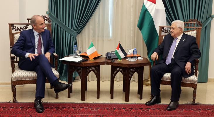 الرئيس محمود عباس يستقبل وزير خارجية إيرلندا