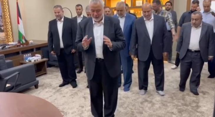 قادة حركة حماس يسجدون "سجدة الشكر" في قطر