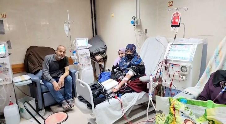 كيف يتخذ أطباء غزة قرارات مؤلمة بسبب نقص المعدات؟ 7RqDB