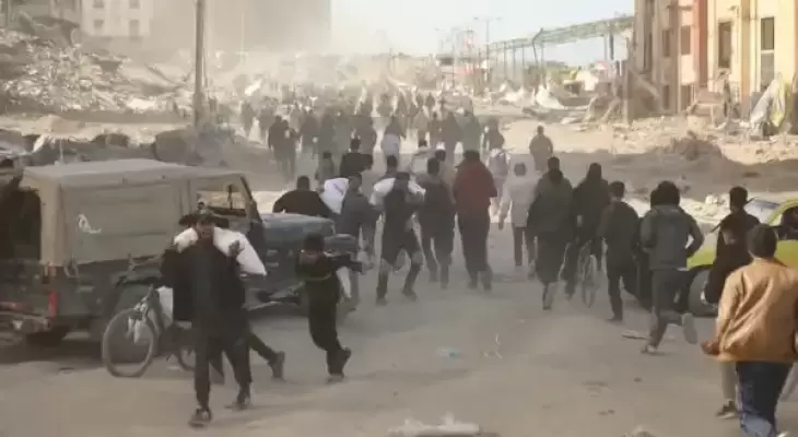شهداء وجرحى أثناء انتظارهم المساعدات بغزة J7fMB