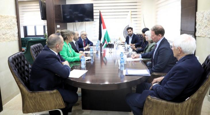النائب العام مع وفد من مكافحة المخدرات وإنفاذ القانون