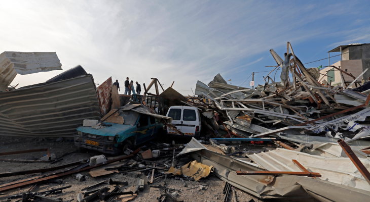 الاحتلال يهدم منشآت تجارية جنوب الخليل