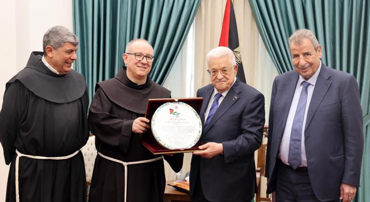 الرئيس عباس يتسلم دعوة لحضور قداس عيد الميلاد المجيد