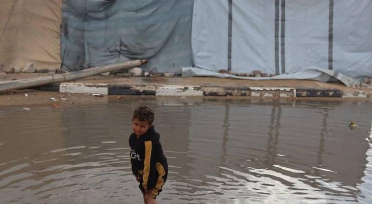 بالفيديو والصور: المواطنون في غزة يطلقون نداء استغاثة لحمايتهم من الشتاء وكابوسه المنتظر