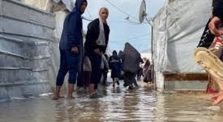 أهالي غزّة يستقبلون الأمطار بالخيام المهترئة وتردي الأوضاع المعيشية