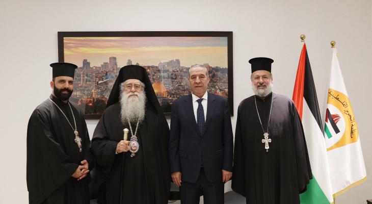 الشيخ يتسلم دعوة لحضور قداس عيد الميلاد