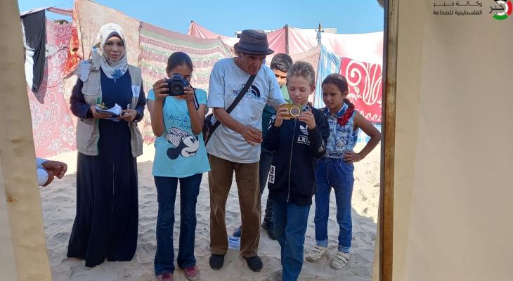 بالفيديو.. تقرير: أطفال وفنانون في غزة رسموا الواقع بعدساتهم واحساسهم وأخرجوه بإمكانيات بسيطة 