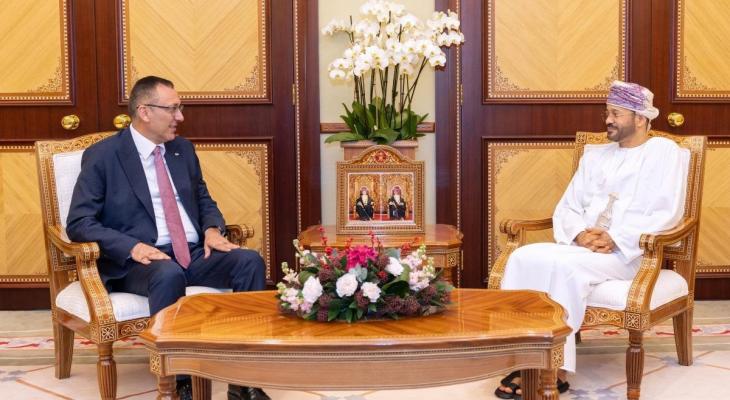 السفير الرويضي يبحث مع مسؤول عماني تعزيز العلاقات الثنائية