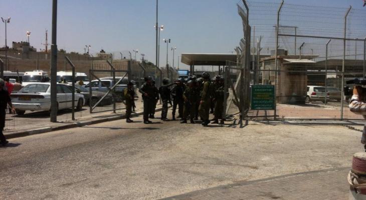 جنود الاحتلال يطلقون النار صوب فتاة على حاجز قلنديا