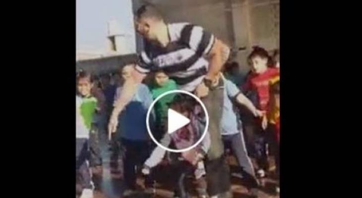 بالفيديو.. معلم يساعد فتاة معاقة على الرقص مع زملائها!