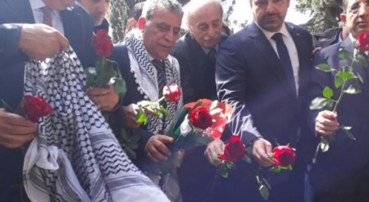 السفير دبور يضع اكليل زهور باسم الرئيس على ضريح الشهيد جنبلاط