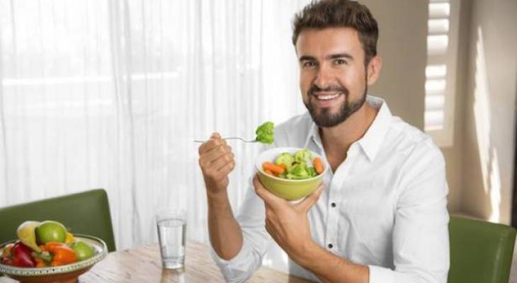 man-eating-salad-healthy-Dollarphotoclub_71248151_174708_large