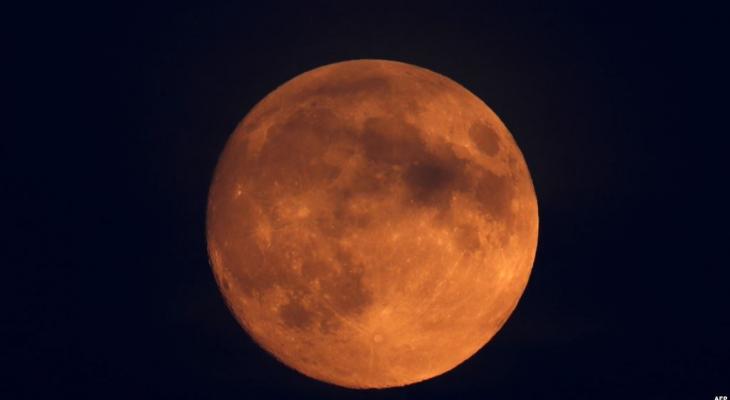 بالفيديو والصور: أطول خسوف للقمر بالقرن الـ"21"