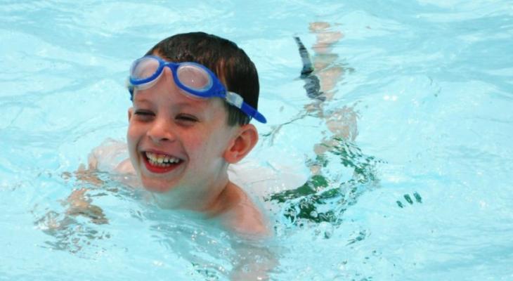 smiling-kid-in-pool-980x498