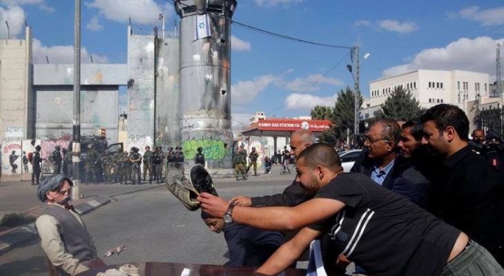 الفلسطينيون يضربون "بلفور" بالأحذية
