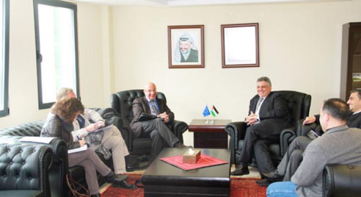 رئيس سلطة المياه مازن غنيم في مكتبه ا