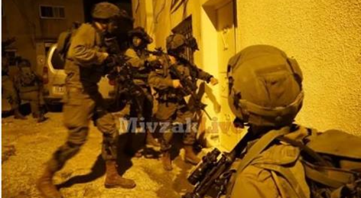 اعتقال 10 مواطنين ومداهمة منزل منفذ عملية 