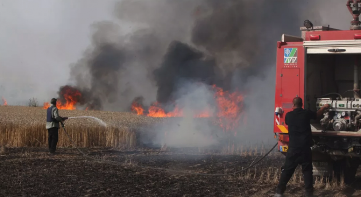 تواصل اندلاع الحرائق بغلاف "غزّة" بسبب بالونات حارقة