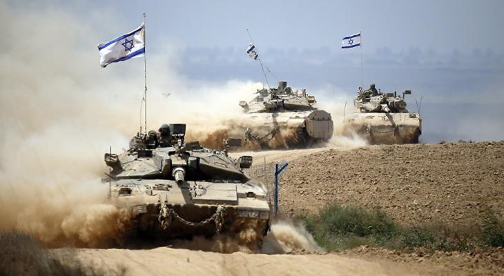 جيش الاحتلال يدفع بتعزيزات عسكرية قرب غزة ومطار بن غريون يغير مسار رحلاته