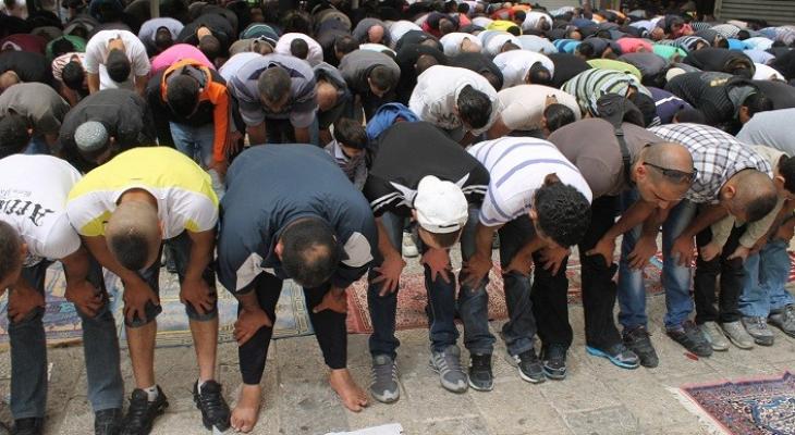 طوباس: المئات يؤدون صلاة الجمعة بساحات المساجد تضامناً مع الأقصى