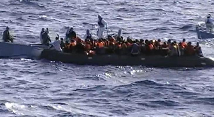 وصول 500 مهاجر وجثة قاصر إلى صقلية