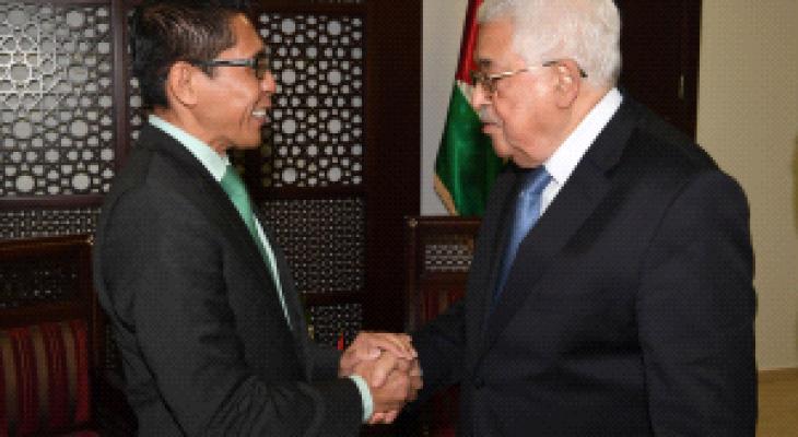 الرئيس يستقبل وزير الدولة السنغافوري في رام الله