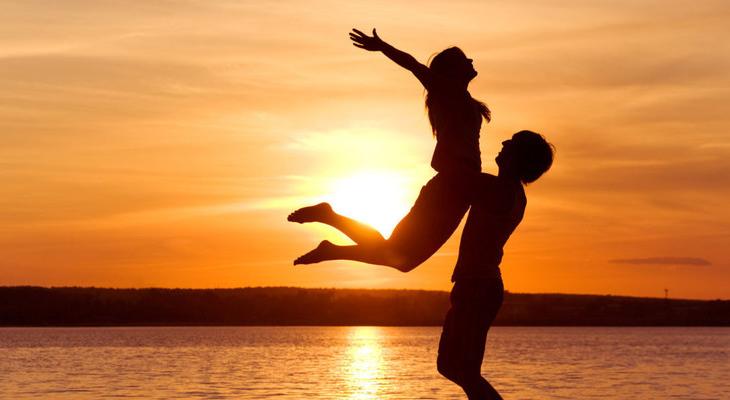 love-man-woman-silhouette-sun-sunset-sea-lake-beachother1_1-كيف تستعيد حبيبتك السابقة في 10 خطوات ؟