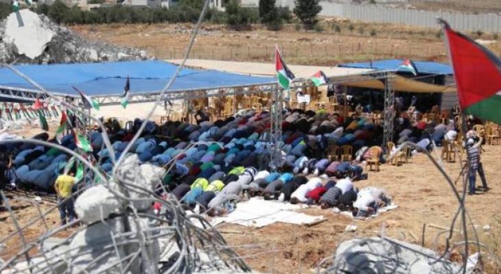 مواطنون يؤدون صلاة الجمعة فوق أنقاض البيوت المدمرة في قلنديا