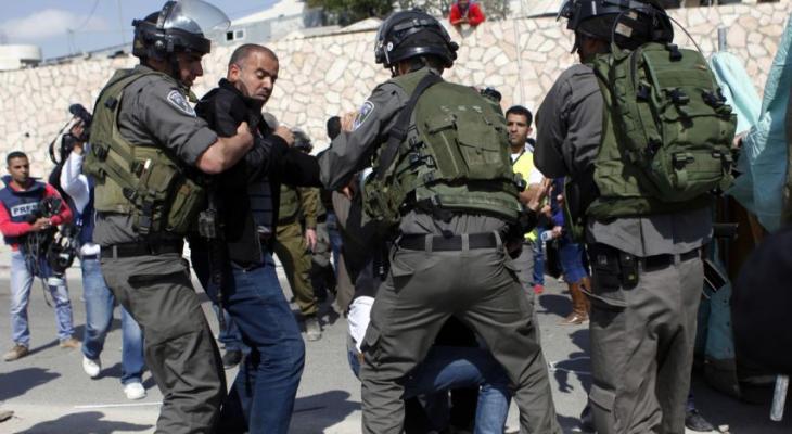 الاحتلال يعتقل مزارع من أرضه ويمنع عدد آخر من جني "الزيتون" في نابلس