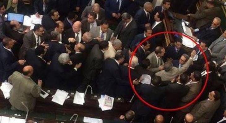برلماني مصري يلقي 