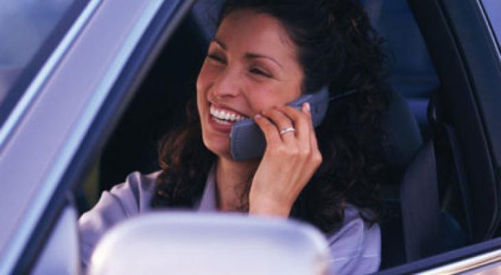 happy-woman-on-phone-while-driving-422x280