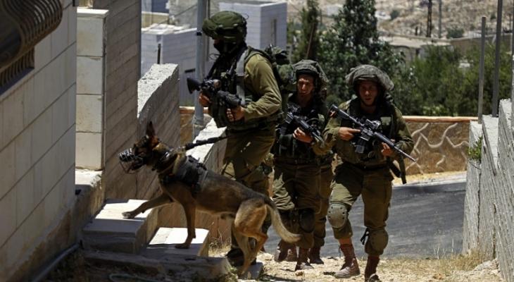 الاحتلال يداهم عدة منازل في بلدة بيت أمر