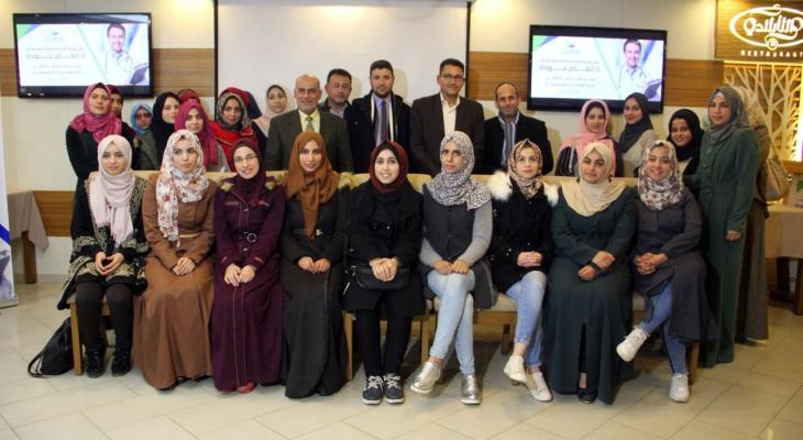 بالصور: مركز "فتا" يوزع المنحة المالية لدعم طلبة الطب في جامعات غزّة 