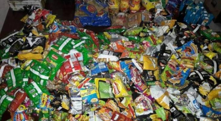 بلدية جنين تتلف سكاكر وحلويات منتهية الصلاحية في جنين