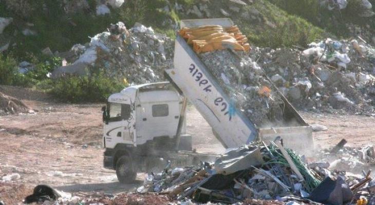ضبط شاحنة نفايات خطرة اسرائيلية في الخليل.jpg