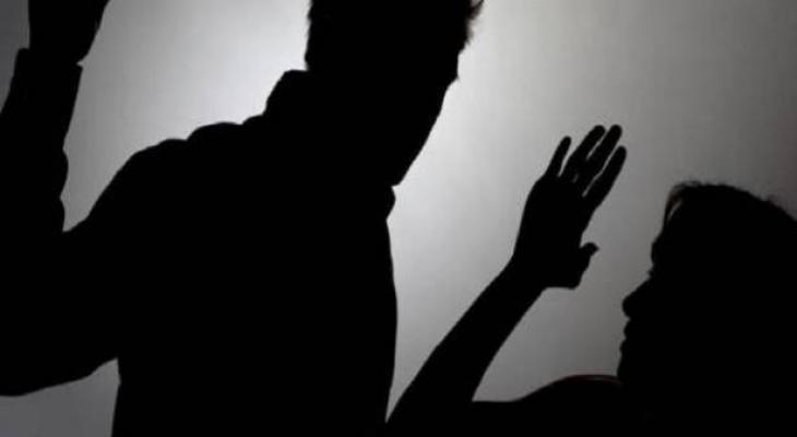 فنان لبناني يعنف زوجته أمام الناس!