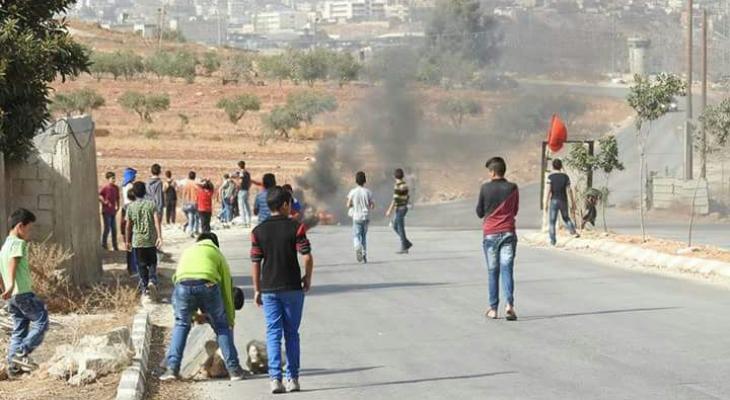 بالصور: مواجهات بين الشبان وقوات الاحتلال على مدخل بيت فوريك شرق نابلس