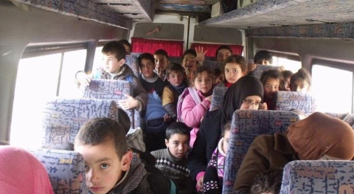 الشرطة تضبط مركبة نقل أطفال تُقل حمولة زائدة في الخليل