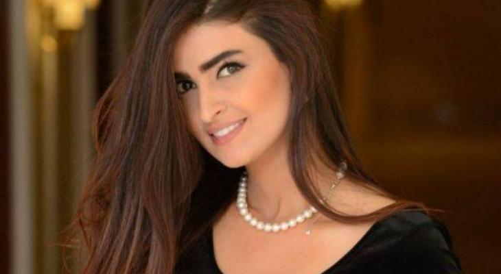بالفيديو : شاهدوا ماذا فعل معجب سعودي عندما اقترب من الاعلامية علا الفارس