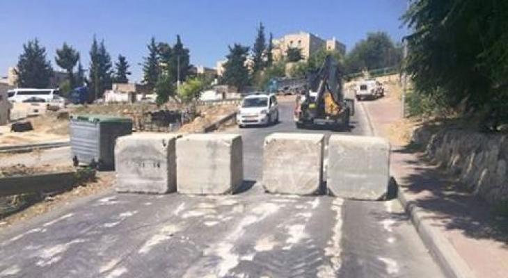 الاحتلال ينصب حاجزاً على مدخل بلدة العيسوية ويغلق شارع المدارس بجبل المكبر