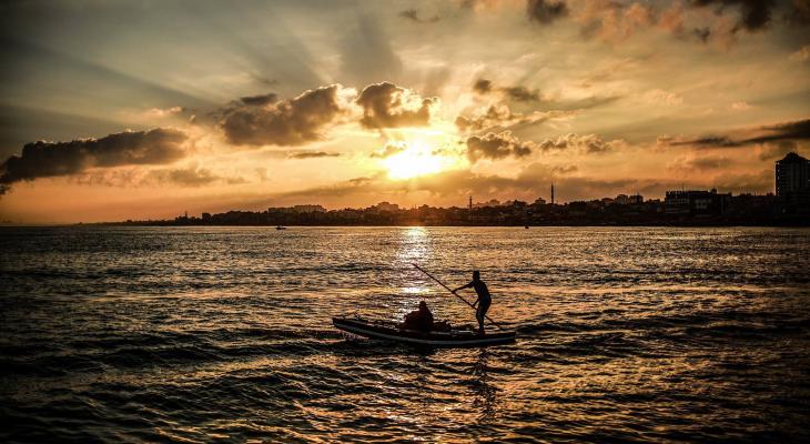 حركة الأمواج في ميناء غزة.